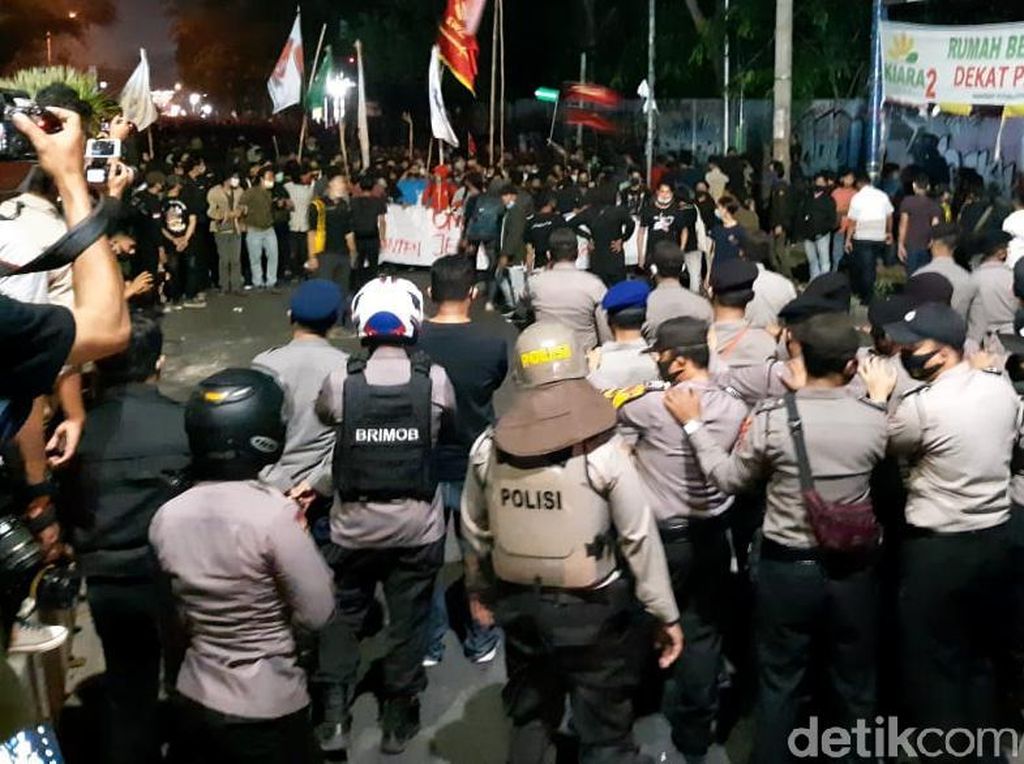 Demo Omnibus Law di Serang Berujung Ricuh Demo Omnibus Law di Serang Berujung Ricuh