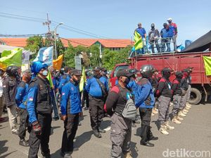 Usai Ditemui Anggota DPRD Jatim, Demo Buruh Tolak Omnibus Law Bubar