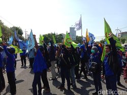 Demo Buruh Tolak Omnibus Law di Jatim, Jokowi Diminta Terbitkan Perppu