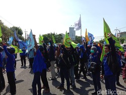 Demo Buruh Tolak Omnibus Law di Jatim, Jokowi Diminta Terbitkan Perppu