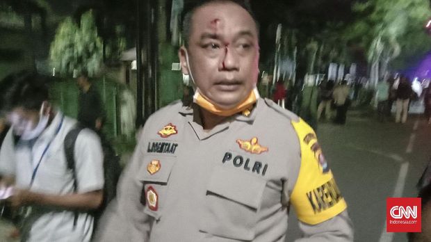 Demonstrasi mahasiswa di depan kampus UIN Sultan Maulana Hasanudin (SMH) Banten dibubarkan oleh pihak kepolisian. Lantaran menyalakan air mancur dan melemparkan bambu ke arah warga, media, polisi dan TNI yang menjaga aksinya.