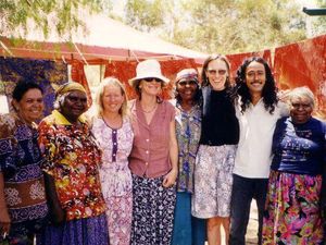 Di Balik Sehelai Batik Indonesia: Kolaborasi dengan Suku Aborigin Hingga Urusan Ekonomi