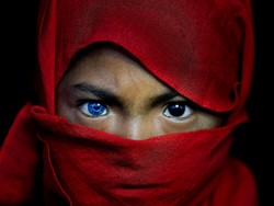 Ternyata di Indonesia Ada 3 Suku yang Punya Mata Warna Biru