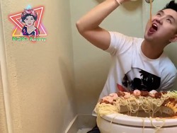 Duh! Orang-orang Ini Rela Makan di Lubang WC yang Jorok