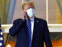 Negatif Corona, Trump Lempar Masker saat Kampanye