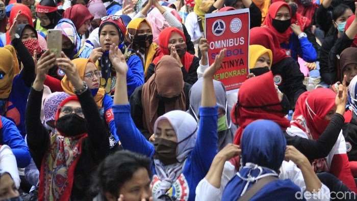 Emak-emak mendominasi jumlah peserta unjukrasa penolakan UU Omnibus Law Cipta Kerja di depan Balai Kota Bandung, Selasa (6/10/2020). Sebagian dari mereka bahkan rela berjalan kaki berkilo-kilo meter untuk menolak peraturan yang dianggap menyengsarakan kaum buruh itu.