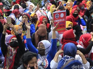 Emak-emak Buruh Dominasi Unjuk Rasa Tolak Omnibus Law di Bandung