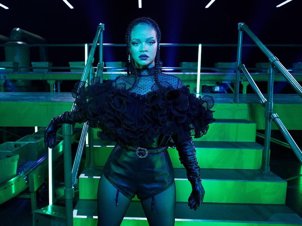 Foto: Fashion Show Lingerie Rihanna yang Dikecam karena Pakai Hadis