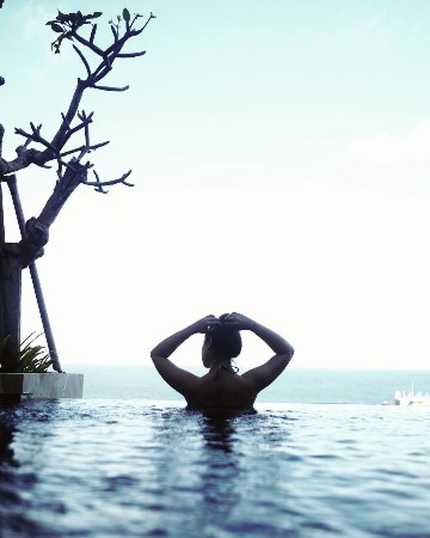 Potret liburan Pamela Bowie.