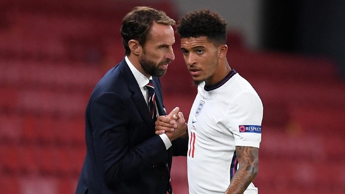 COPENHAGEN, DENMARK - SEPTEMBER 08: Jadon Sancho of England shakes hands with Gareth Southgate, Manager of England upon being substituted during the UEFA Nations League group stage match between Denmark and England at Parken Stadium on September 08, 2020 in Copenhagen, Denmark. (Photo by Michael Regan/Getty Images)