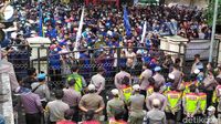 Gedung DPRD Cianjur Dikepung Ribuan Buruh