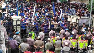 Gedung DPRD Cianjur Dikepung Ribuan Buruh
