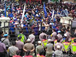 Gedung DPRD Cianjur Dikepung Ribuan Buruh