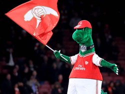 So Sweet! Oezil Bayarin Gaji Maskot Arsenal