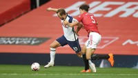 Dalam keadaan tertinggal dan main 10 orang, MU makin kerepotan menghadapi Harry Kane cs. (Foto: Getty Images/Pool)