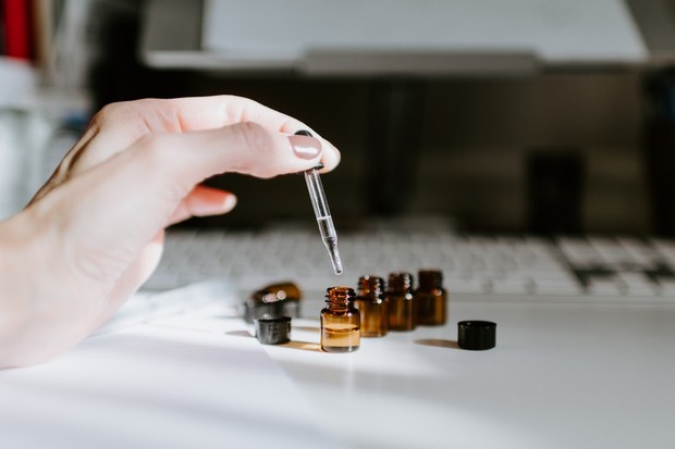 https://unsplash.com/@kellysikkema Minyak esensial atau essential oils adalah senyawa sangat pekat yang dapat menyebabkan iritasi jika dioleskan langsung ke kulit.