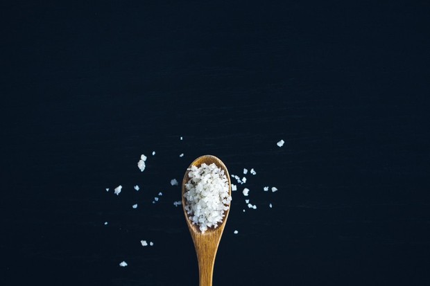 https://unsplash.com/@wjtuinstra Meski berkhasiat mengeksfoliasi kulit, sodium chloride tidak disarankan untuk kulit berjerawat.
