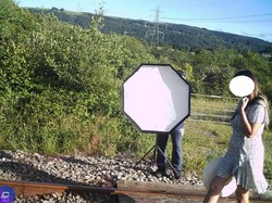 Demi Konten Tanpa Memikirkan Bahaya, Influencer Foto-foto di Rel Kereta Api