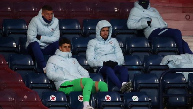 WEST BROMWICH, ENGLAND - SEPTEMBER 26: Kepa Arrizabalaga, Jorginho and Ross Barkley of Chelsea look on from the bench during the Premier League match between West Bromwich Albion and Chelsea at The Hawthorns on September 26, 2020 in West Bromwich, England. Sporting stadiums around the UK remain under strict restrictions due to the Coronavirus Pandemic as Government social distancing laws prohibit fans inside venues resulting in games being played behind closed doors. (Photo by Nick Potts - Pool/Getty Images)