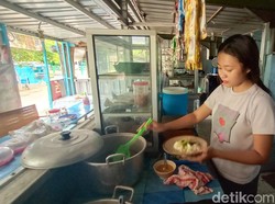 Kisah Mahasiswi yang Jadi Penjual Makanan Demi Bantu Keluarga