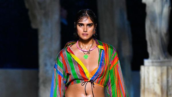 10 Koleksi Versace di Milan Fashion Week 2020, Wanita Plus Size Jadi Model