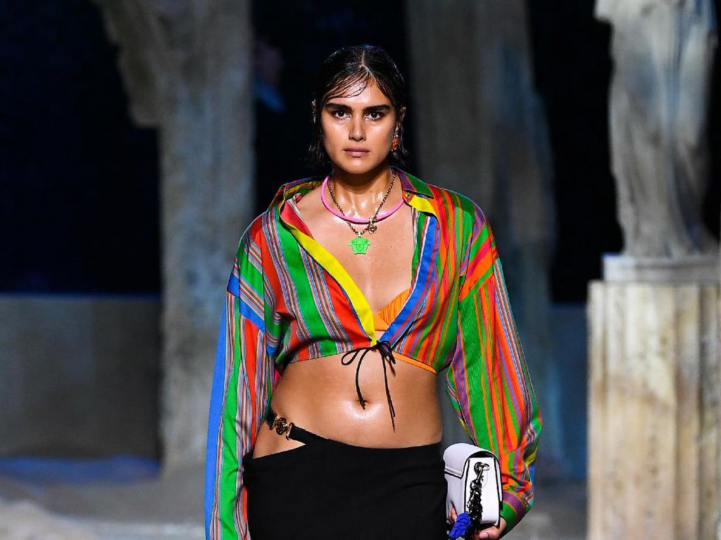 10 Koleksi Versace di Milan Fashion Week 2020, Wanita Plus Size Jadi Model