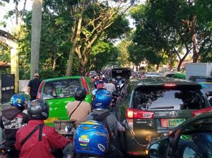 Jalur Cianjur-Bandung Macet Disesaki Massa Buruh, Pengalihan Arus Dilakukan