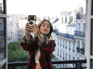 Lily Collins Pamer Naskah Emily in Paris Season 4 Lily Collins Pamer Naskah Emily in Paris Season 4