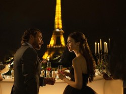 Momen Lily Collins Dilamar Pacar, Lebih Romantis dari Emily in Paris