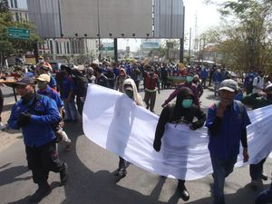 Hendak Aksi di DPRD Kabupaten Bekasi, Long March Buruh Dicegat Polisi Hendak Aksi di DPRD Kabupaten Bekasi, Long March Buruh Dicegat Polisi