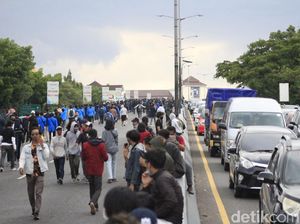 Satu Jam Mahasiswa Duduki Flyover Pasupati Bandung