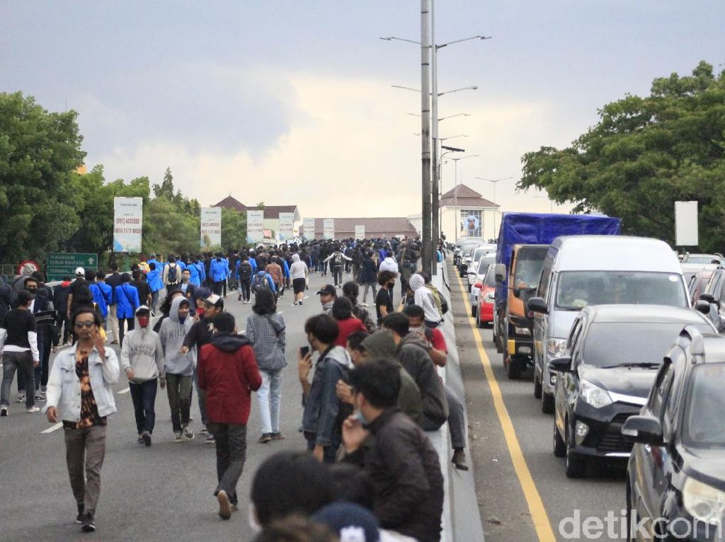 Satu Jam Mahasiswa Duduki Flyover Pasupati Bandung Satu Jam Mahasiswa Duduki Flyover Pasupati Bandung