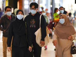 Jelang Lockdown, Warga Malaysia Mengantre di Supermarket