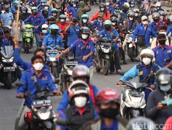 Massa Buruh di Cikarang Konvoi Dorong Motor