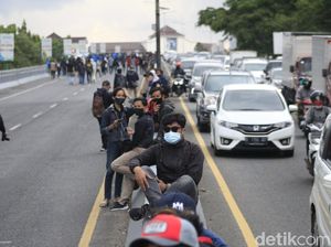Video Flyover Pasupati Diduduki Massa Tolak UU Ciptaker, Arus Lalin Lumpuh