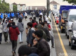 Massa Mahasiswa di Bandung Duduki Flyover Pasupati