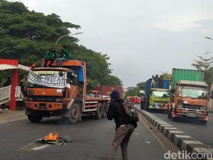Demo Tolak Omnibus Law Ciptaker, Mahasiswa di Makassar Blokir Jalan Alauddin