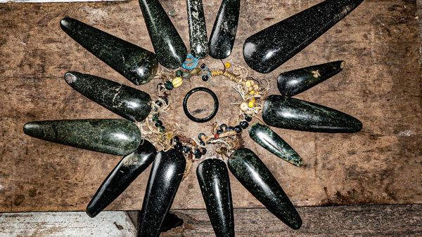 Merawat Tradisi Kapak Batu untuk Mas Kawin di Tanah Papua