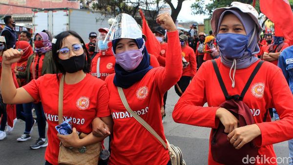 Momen Buruh Tutup Jalan Rancaekek-Cileunyi untuk Tolak Omnibus Law