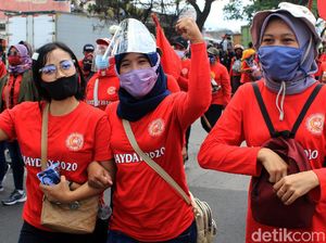 Momen Buruh Tutup Jalan Rancaekek-Cileunyi untuk Tolak Omnibus Law