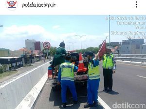 Emak-emak Naik Sepeda Angin Masuk Tol Berbek Diduga Idap Gangguan Jiwa Emak-emak Naik Sepeda Angin Masuk Tol Berbek Diduga Idap Gangguan Jiwa
