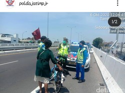 Viral Emak-emak Naik Sepeda Angin Masuk Tol Berbek Sidoarjo