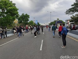 Mahasiswa Tolak Omnibus Law Duduki Flyover Pasupati, Arus Lalin Lumpuh