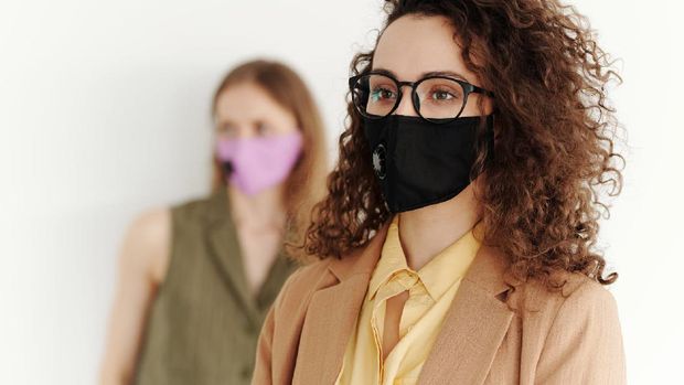 salah satu peluang usaha di rumah selama masa pandemi COVID-19 yaitu menjual masker kain