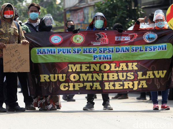 Foto Penampakan Buruh Tolak Omnibus Law di Cikarang