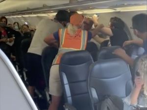 Duh, 2 Penumpang Duel di Pesawat Gegara Masker