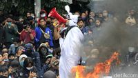 Pocong Ikutan Tolak Omnibus Law