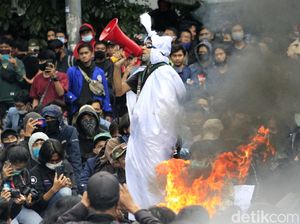 Pocong Ikutan Tolak Omnibus Law