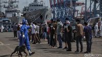 Foto Evakuasi 99 ABK Kapal MV Costa Mediterania