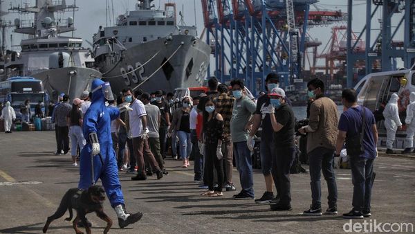 Foto Evakuasi 99 ABK Kapal MV Costa Mediterania